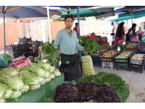 Semt pazarında ürün bolluğu fiyatlara yansıdı