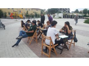 Gözleri kapalı, sırtı dönük şekilde 3 kişiye karşı satranç oynadı