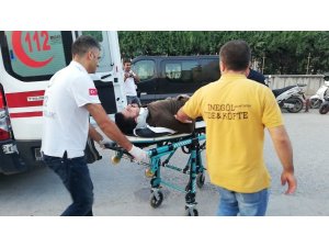 Motosikletiyle otomobilin altına girdi