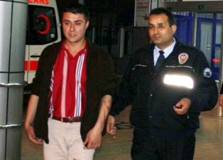Babasını bıçakla yaraladı