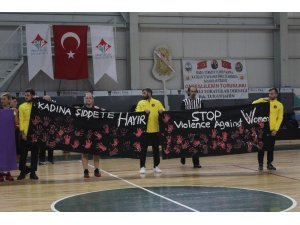 Basketbolun efsaneleri sahada kadına şiddeti protesto etti