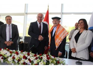 Kılıçdaroğlu’na Söke’de körüklü efe çizmesi hediye edildi