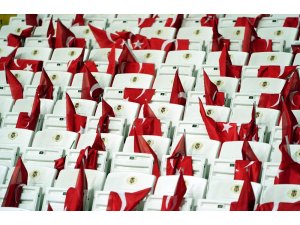 Beşiktaş Park’ta her koltuğa bir Türk bayrağı