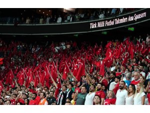 Beşiktaş Park kırmızı-beyaz!