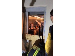 Asansörde mahsur kalan 6 kişiye itfaiyeden operasyon