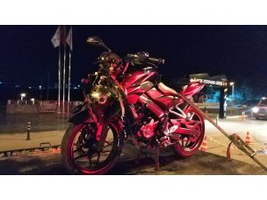 Motosiklet ile otomobil çarpıştı: 1 ölü