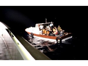 Ayvalık’ta 25 kaçak göçmen yakalandı