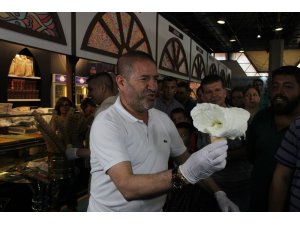 İzmir’de 20 dakikada 250 kilo dondurma tükendi