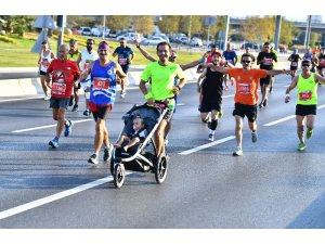 Uluslararası İzmir Yarı Maratonu renkli görüntülere sahne oldu