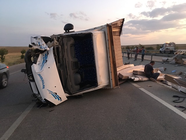 Kulu’da kamyonet devrildi: 1 yaralı