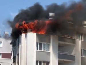 Çatı katında çıkan yangını itfaiye ekipleri söndürdü