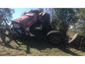 Devrilen traktörün altında kalan sürücü yaralandı