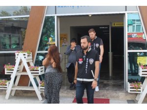 Girdikleri evden 10 bin TL’lik vurgun yapan hamile hırsızlar yakalandı