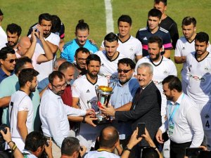 68 Aksaray Belediyespor kupasını aldı