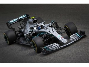 Mercedes, İtalya’da pilotlarını podyuma taşıdı