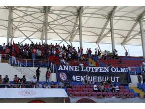 Kömürspor taraftarı Emine Bulut ve tüm kadınlar için, ’Anne Lütfen Ölme’’pankartı açtı