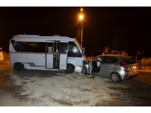 Adana’da yolcu minibüsü ile otomobil çarpıştı: 7 yaralı
