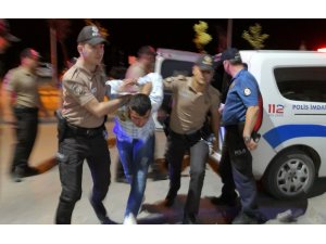 Önce polise yumruk attı, sonra kendini kesti