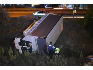 TEM’de bariyerleri aşan kamyon dereye uçtu,