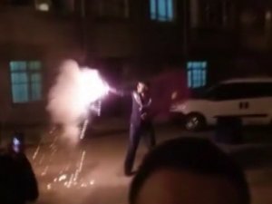 Asker eğlencesinde havai fişek patladı, ortalık savaş alanına döndü