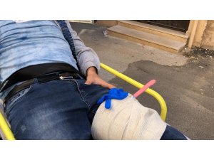 Gasp ettiler, dizine bıçak sapladılar