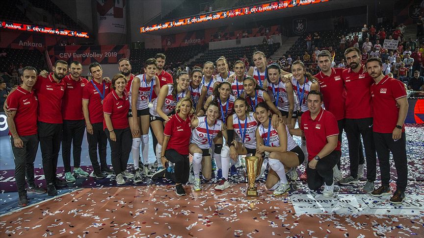 Bakan Kasapoğlu'ndan milli voleybolculara tebrik