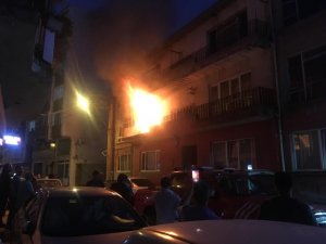 Üç katlı binada korkutan yangın