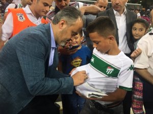 Başkan Aktaş’tan çocuklara Bursaspor forması