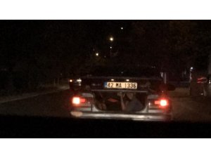 Otomobilin bagajından sürücüleri selamladılar