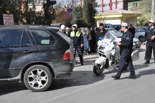 Motosikletli trafik polisi cipe arkadan çarptı