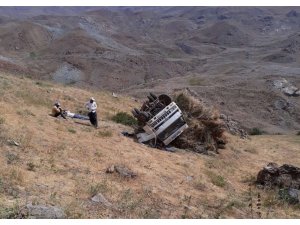 Hakkari’de ot yüklü kamyonet devrildi: 1 yaralı