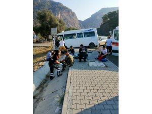 Otomobil ile minibüs çarpıştı: 9 yaralı