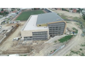 Dilovası yüzme havuzunun dış cephesi tamamlanıyor