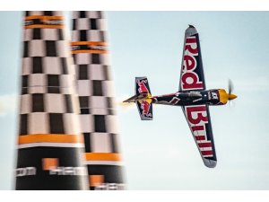 Red Bull Air Race’te şampiyon Matt Hall