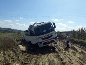 Belediye’ye ait hizmet aracı devrildi: 1 yaralı