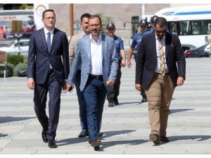 Bakan Kasapoğlu aşure dağıttı