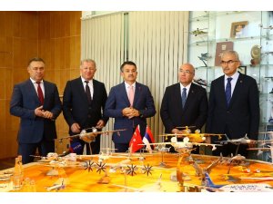 Bakan Pakdemirli, Moskova’da yangın uçağını bizzat denedi