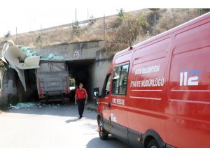 4 metrelik kamyon 3 metrelik alt geçide sıkıştı