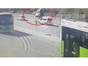 Kontrolden çıkan otomobil 20 metre yükseklikten yola uçtu