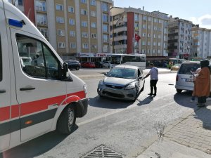 Kocaeli'de otomobil şarampole devrildi