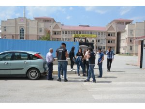 Van polisi, okul çevreleri, yaya geçitleri ve okul servis araçları denetledi