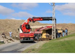 Toprak yüklü  kamyon yan yattı: 1 yaralı