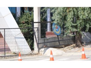 Okulun bahçe demir kapısı küçük öğrencinin üzerine düştü