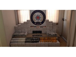 Polis kapanla durdurdu, içinden kaçak eşya fışkırdı