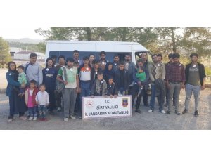 Dur ihtarına uymayarak kaçan araçtan 32 düzensiz göçmen çıktı