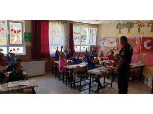 Şuhut jandarmasından öğrencilere miniklere trafik eğitimi