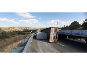 Beton kirişleri taşıyan tır devrildi, sürücü yaralandı