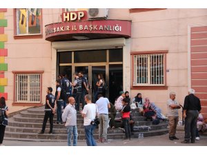 Diyarbakır annelerinin oturma eylemine destek ziyaretleri