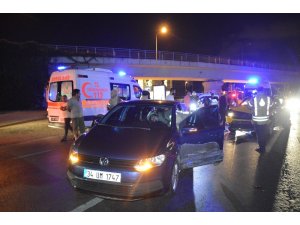 Polisin "Dur" ihtarına uymayan otomobil sürücüsü ticari otomobile çarptı