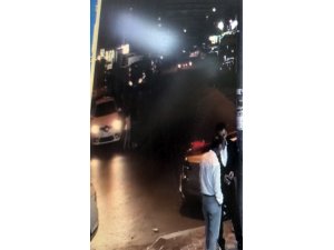 Küçük kız aracın altında kaldı, vatandaşlar aracı elleriyle kaldırdı